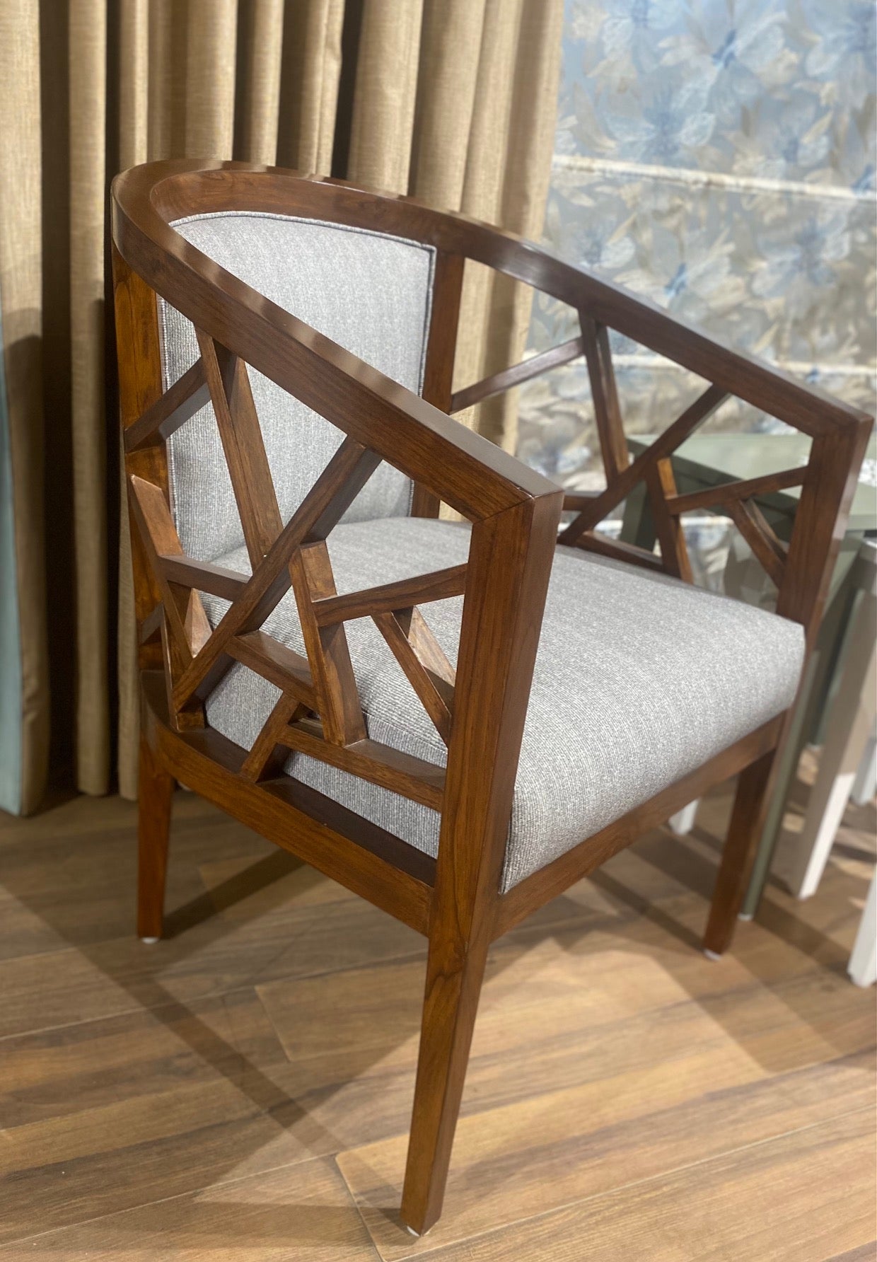 AM 2924 Crisscross Arm Chair