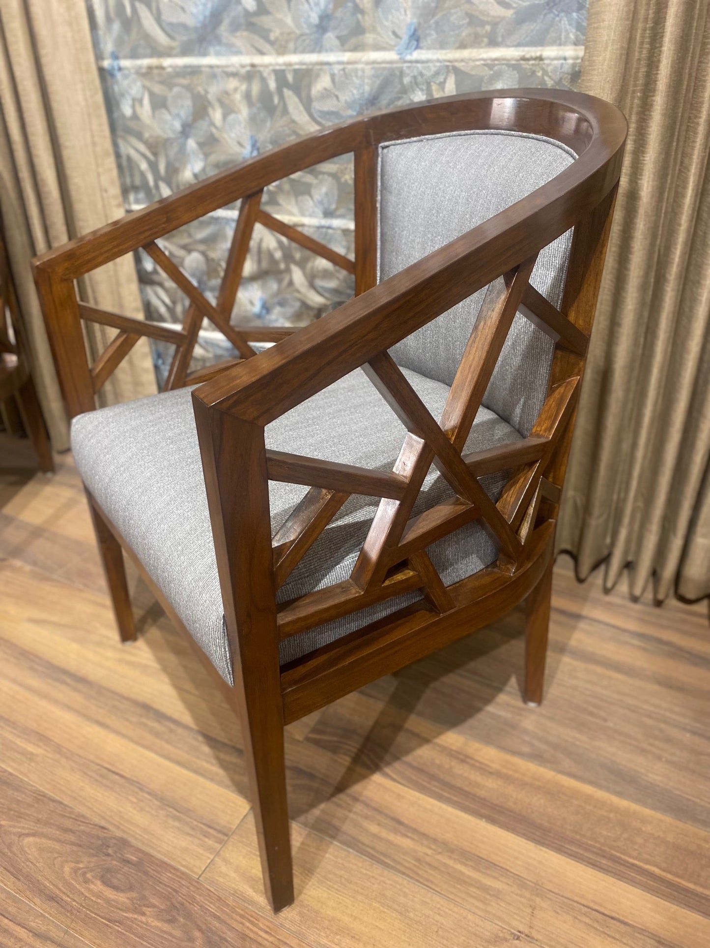 AM 2924 Crisscross Arm Chair