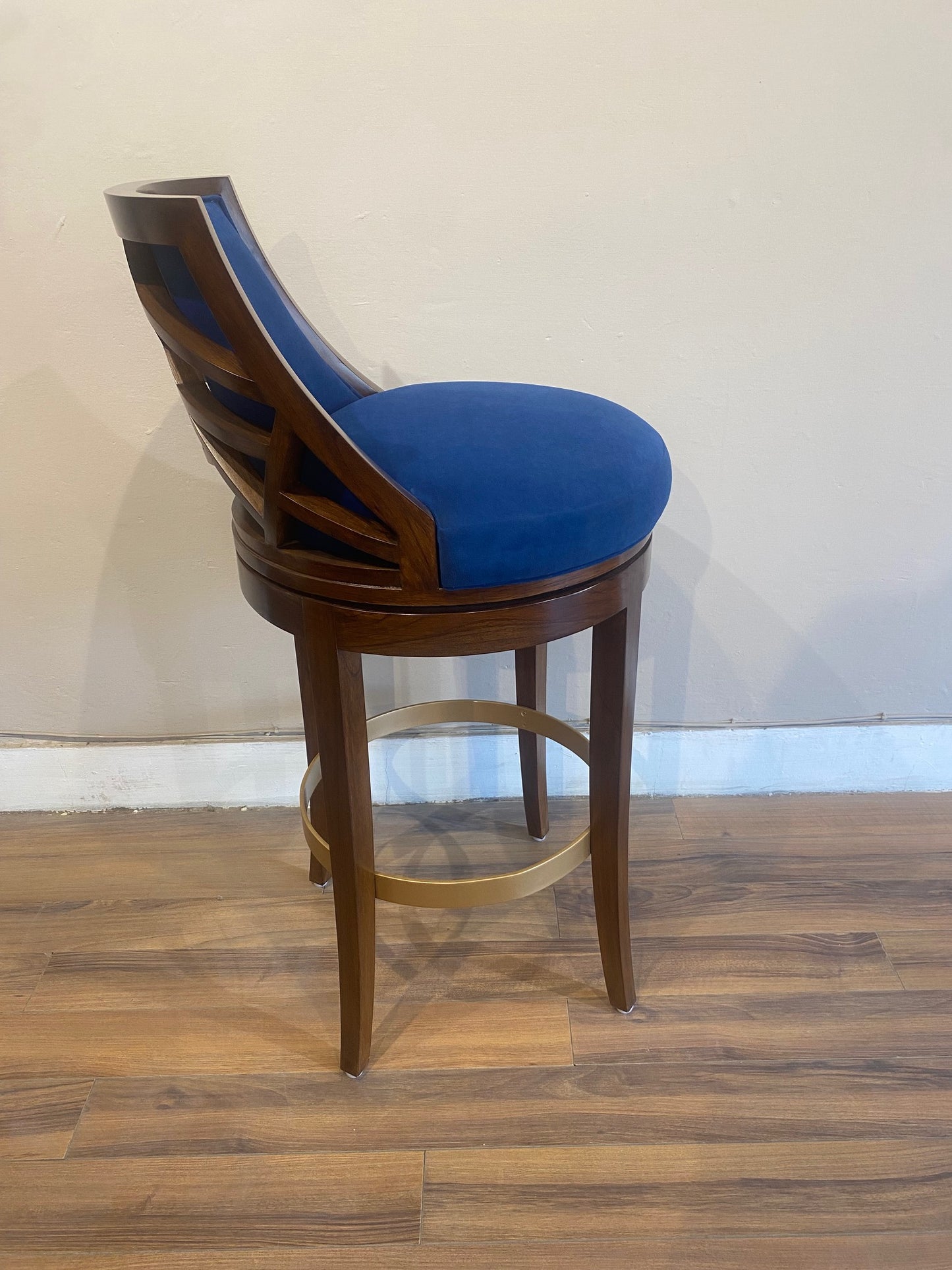 AM 2024 Swivel Bar Stool